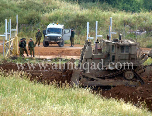Photo Report: “Israeli” Enemy Crosses Border Fence, Installs Barbed Wires -Abbasiyeh Village