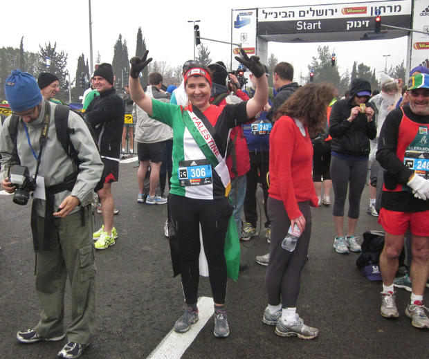 Athlete Abused by ’’Israeli’’ Soldier for Carrying Palestine Flag in ’’Jerusalem’’ Marathon