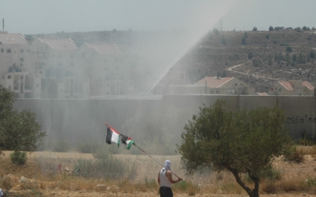 “Israeli” Army Attacks Demonstrators in Bil’in, West Bank
