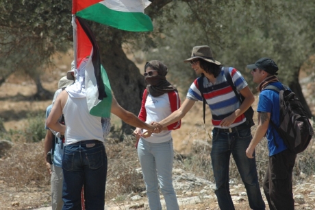 “Israeli” Army Attacks Demonstrators in Bil’in, West Bank