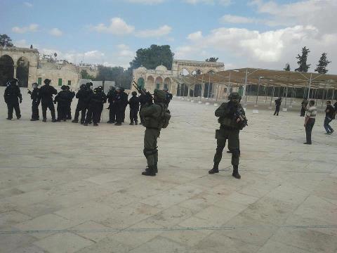 “Israeli” Police, Settlers Invade al-Aqsa, Assault Worshipers