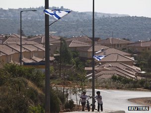 “Israeli” Settlers Install New Illegal Outpost Near Nablus