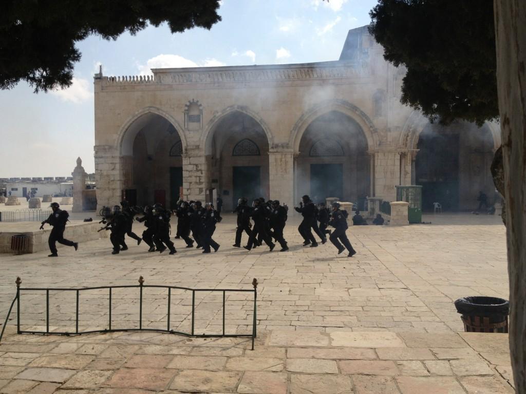 “Israeli” Police, Settlers Invade al-Aqsa, Assault Worshipers