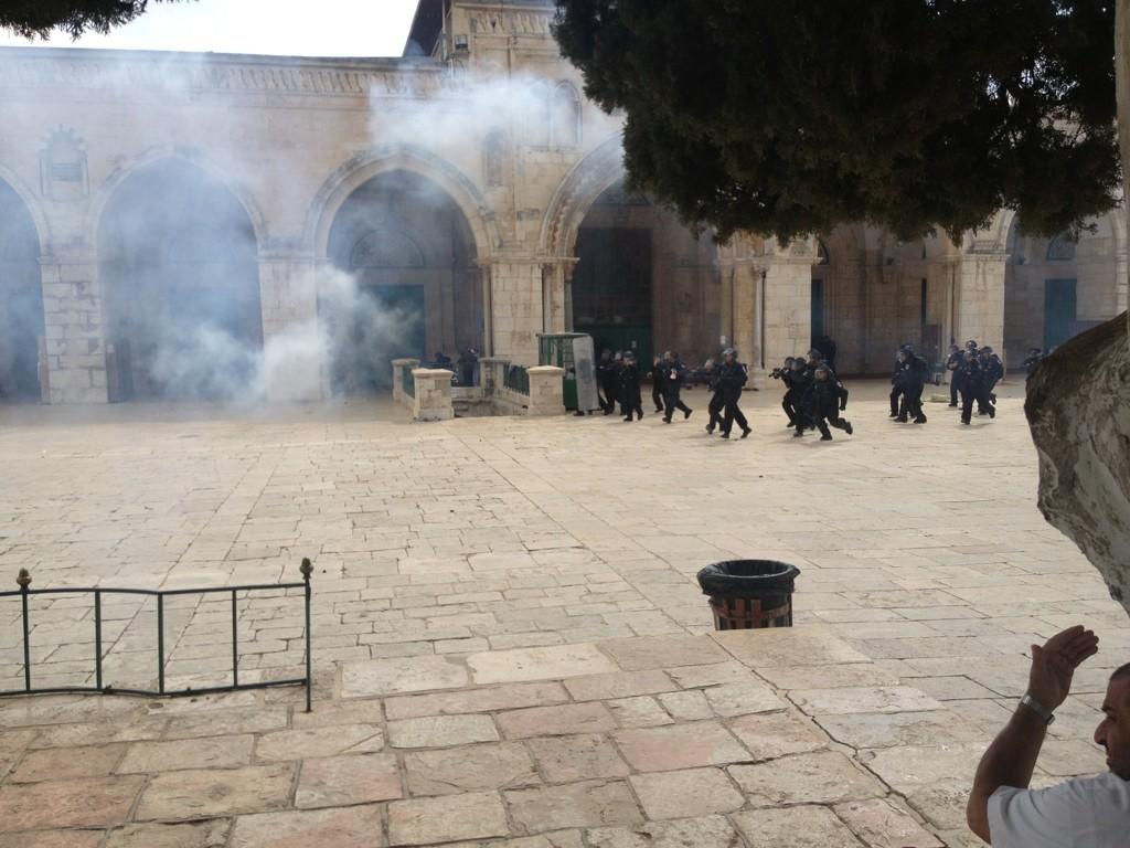 “Israeli” Police, Settlers Invade al-Aqsa, Assault Worshipers