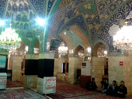 Ahl al-Bayt Shrines Covered in Black, Syrian Crisis Afflicts Ashoura Commemorations
