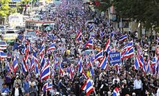 Thai Red Shirts Rally to Support Embattled PM