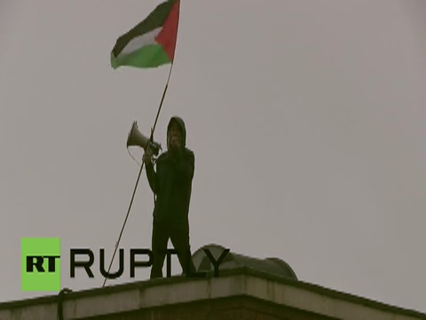 London Activists Take to Roof of “Israeli” Company: Stop arming “Israel” 
