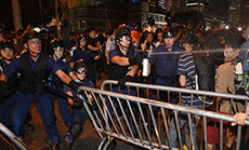  Hong Kong Leader Says Protests in Vain after Violent Clashes 