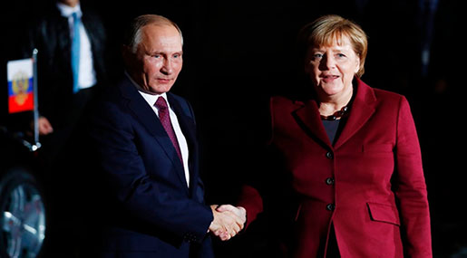 Germany’s Merkel Makes Rare Russia Visit, Putin Backs Warmer Ties