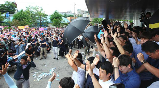10th Night of Anti-THAAD Protests in S Korea 10th Night of Anti-THAAD Protests in S Korea