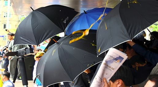 S Korea PM Hit with Eggs, Bottles at Anti-THAAD Rally S Korea PM Hit with Eggs, Bottles at Anti-THAAD Rally