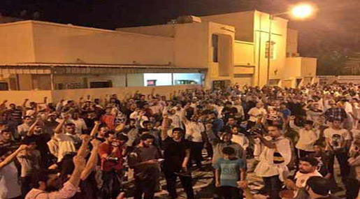 Protesters outside Ayatollah Qassim's residence