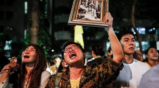 Thais mourning the death of King Bhumibol