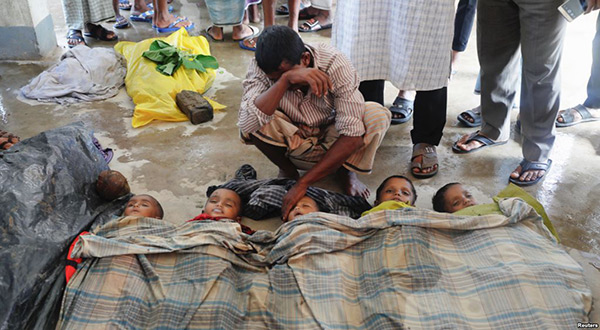Father crying on his children after Rohingya boat capsize