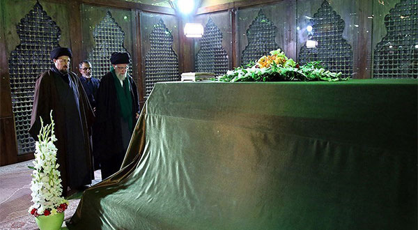 Imam Khamenei Pays Tribute to Imam Khomeini, Sacred Defense Martyrs [Photos]