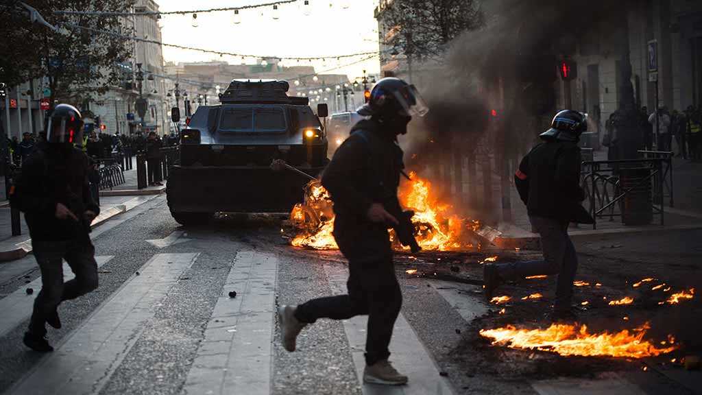 French Troops Allowed to Open Fire on Yellow Vests Protests If Threatened