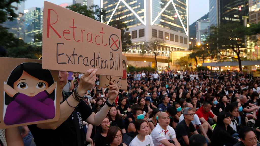 Hong Kong Protesters March near Border to Target Traders from China