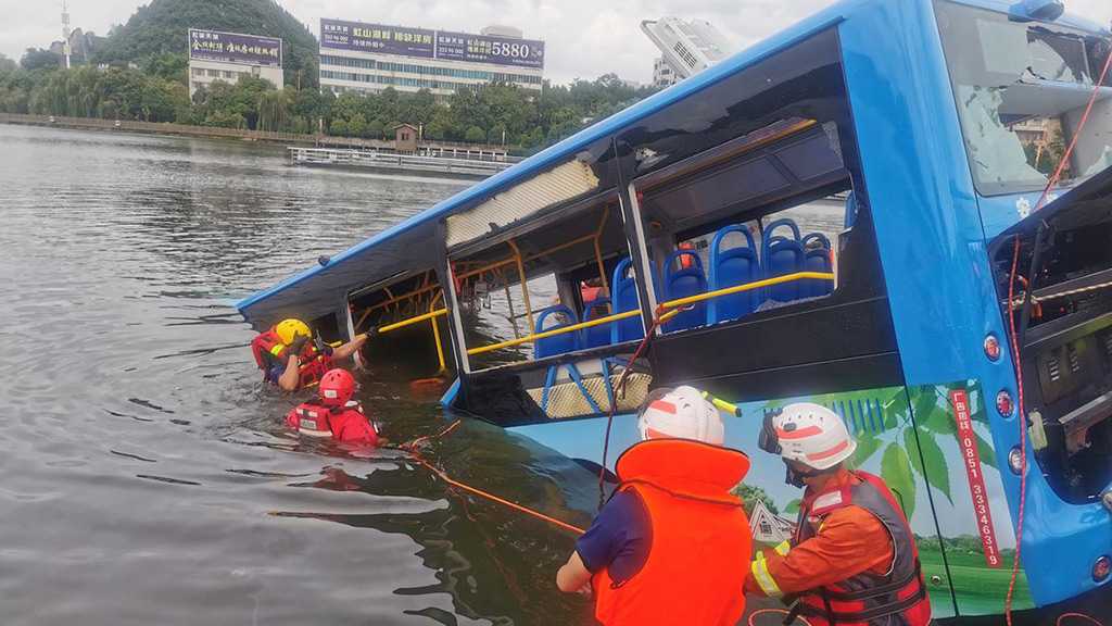 Bus Carrying Students Crashes into Reservoir in Southwest China