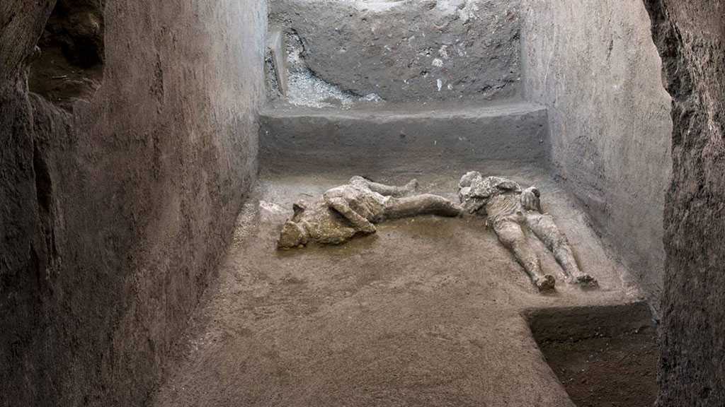 Two Statues Unearthed from Pompeii