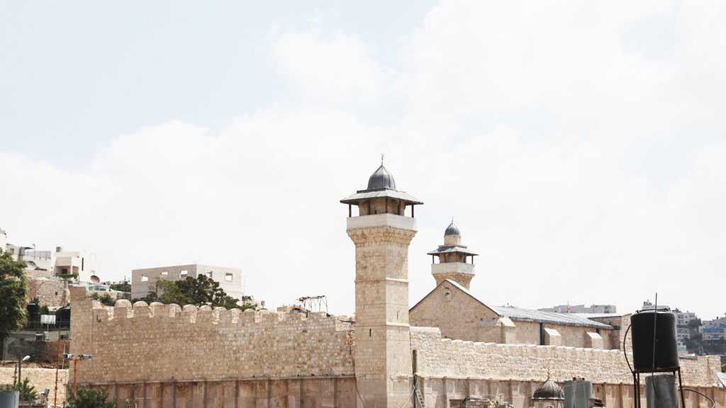 ‘Israeli’ Occupation Shuts Ibrahimi Mosque in Front of Worshippers For 10 Days