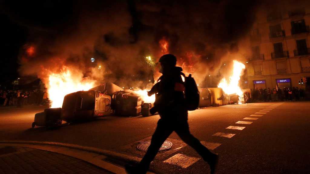 Rioters Erect Barricades, Throw Bottles at Police During 8th Night of Protests in Barcelona