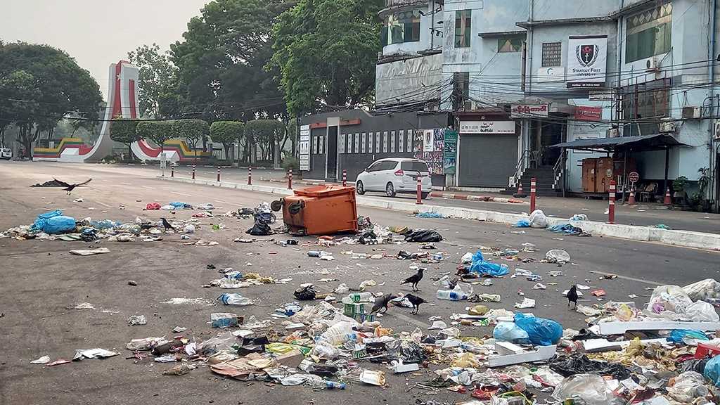 Myanmar Death Toll Tops 500 as Protesters Stage “Garbage Strike”