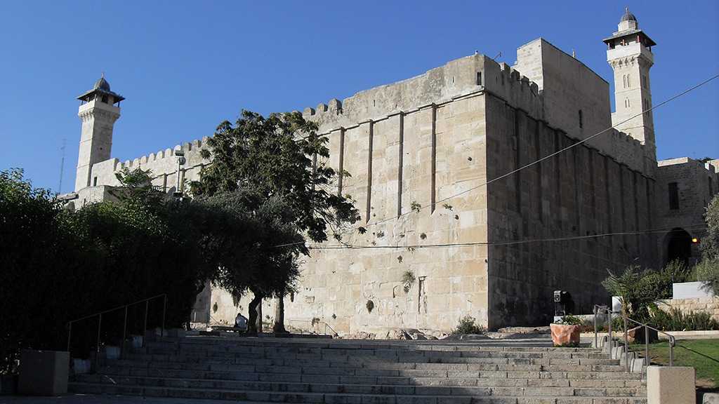 “Israeli” Settlers Incite Palestinians at the Ibrahimi Mosque