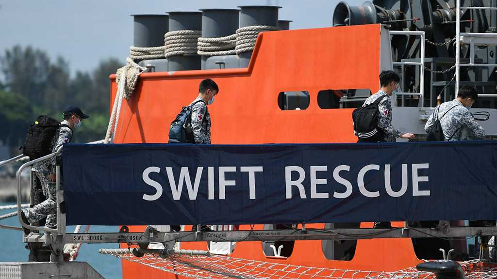  Singapore Sends Rescue Vessel to Search for Missing Indonesian Submarine