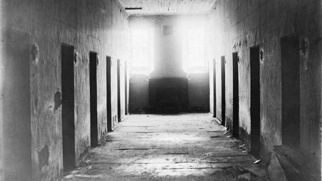 Confined Palestinian Detainees in Al-Naqab Prison Under Brutal Conditions