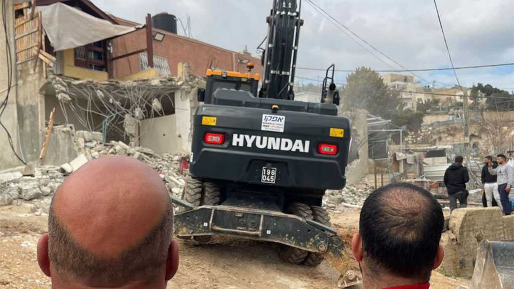 ‘Israeli’ Regime Forces Two Palestinian Brothers to Demolish their Own Houses in Occupied Al-Quds