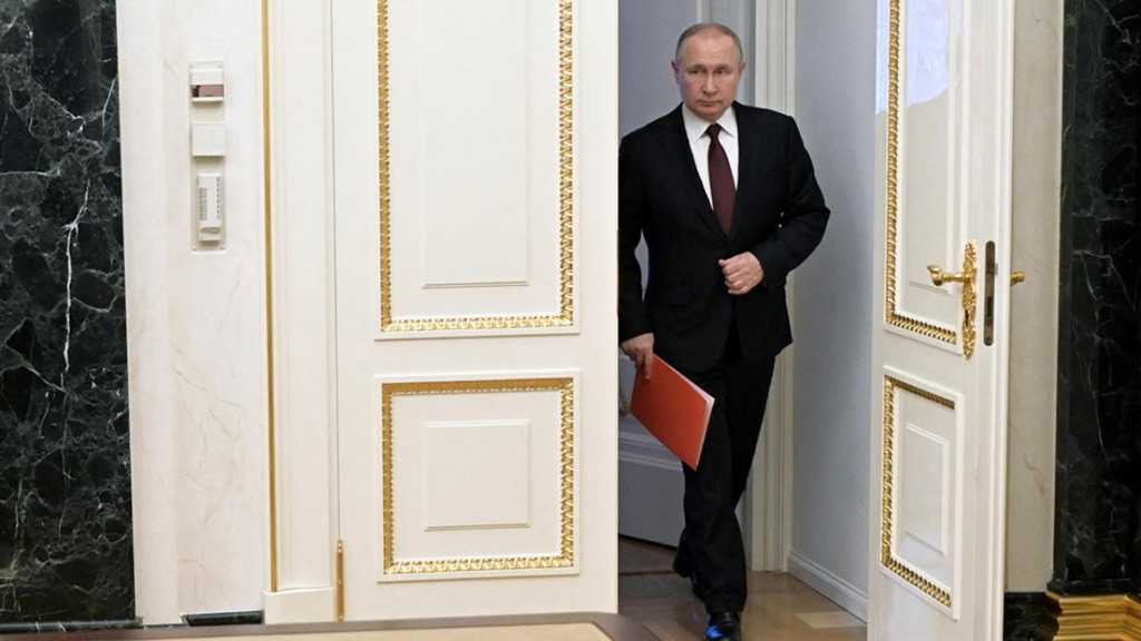 Putin Suggests Ukrainian Military Seize Power from “Gang of Junkies”