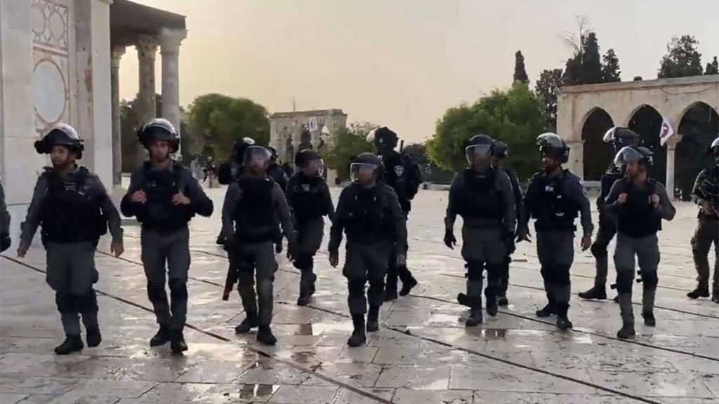 ‘Israeli’ Occupiers Storm Al-Aqsa Mosque, Force Worshippers to Leave