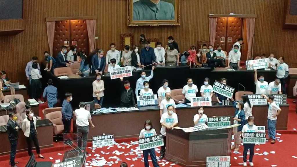 Taiwan Legislature Erupts in Violence Over “Secret Expenses” Bill