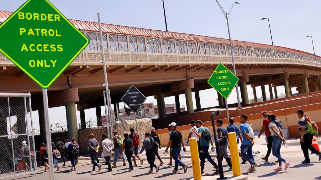 Democrats Urge Biden to Denounce Republican Governors for Sending Migrants North