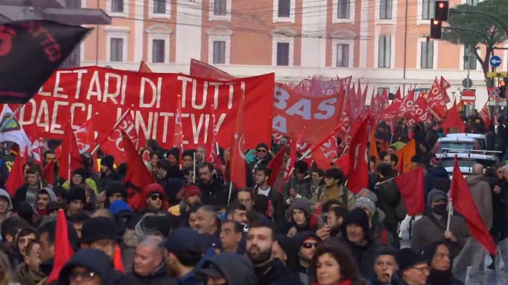 Thousands Rally in Rome Against Arming Ukraine