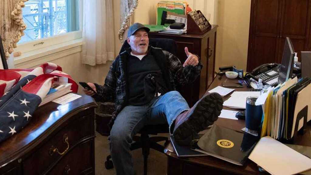 US Jury Convicts Man Pictured with Feet on Pelosi’s Desk During Capitol Attack