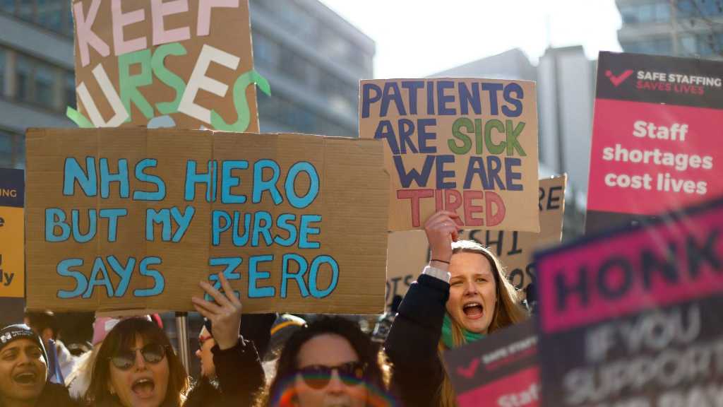 UK: NHS Plans to Employ more than 300,000 Extra Doctors, Health Workers