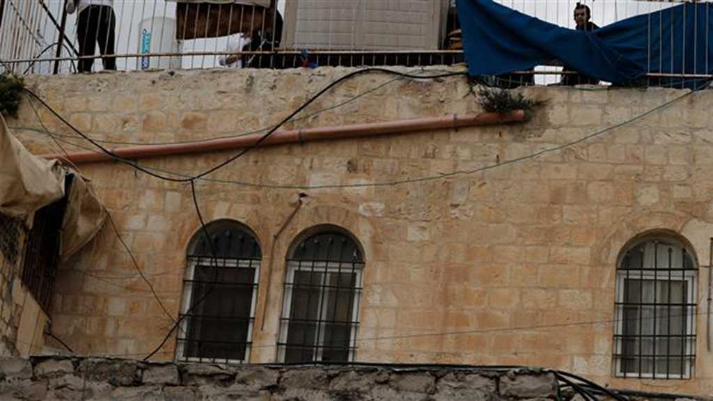 “Israel” Forcibly Expels Palestinian Family from Their Home in Al-Quds