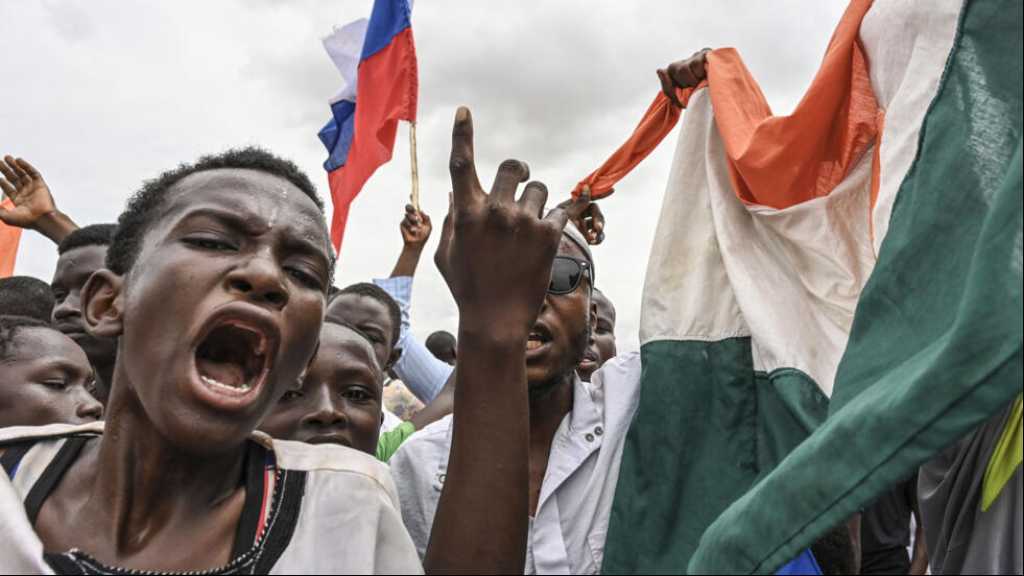 Niger: Thousands of Protesters Surround French Army Base