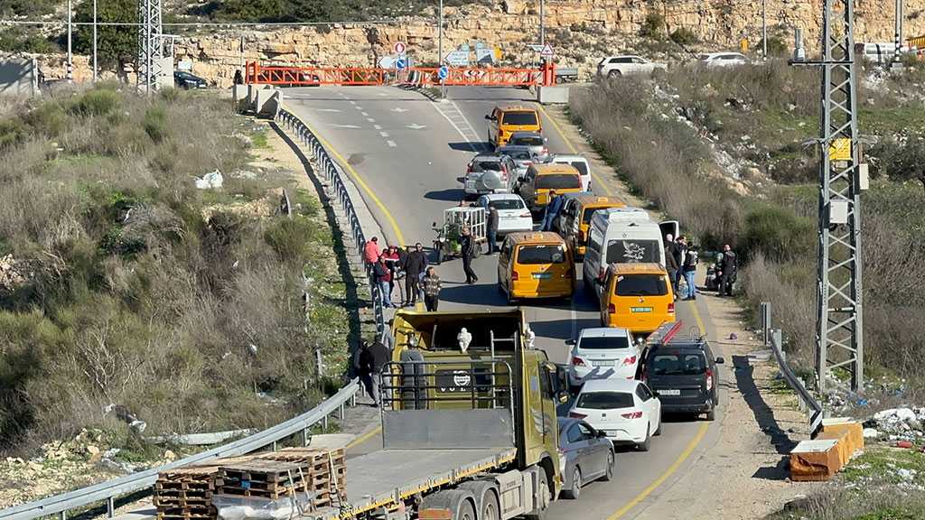 “Israel” Cages Palestinian Towns in West Bank with Iron Gates
