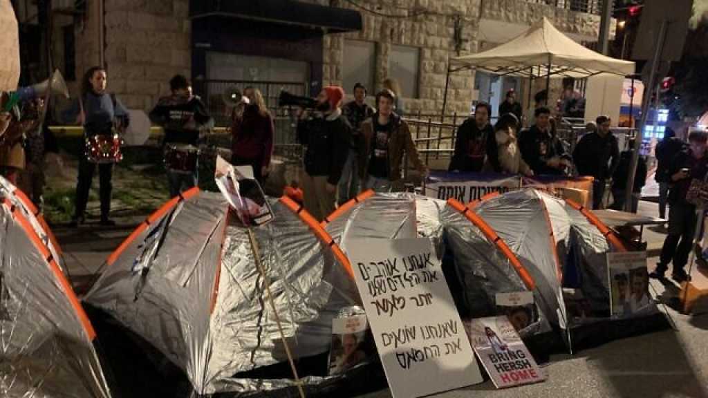 “Israeli” Captives’ Families Pitch Tents outside Netanyahu’s Residence, Urge Immediate Deal