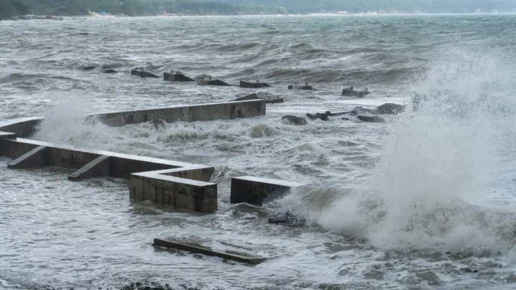 Tsunami Strikes Russia’s Kuril Islands
