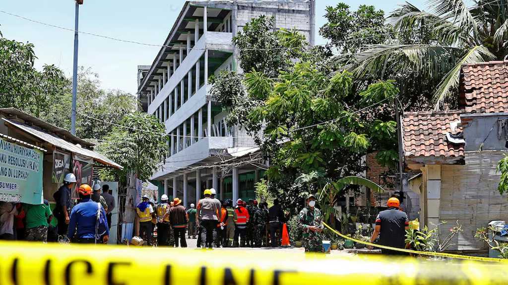 Rescuers Continue Search for Trapped Students After Indonesian School Collapse