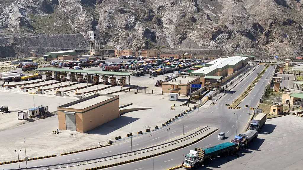 Pakistan and Afghanistan Trade Blows as Border Erupts in Fierce Clashes