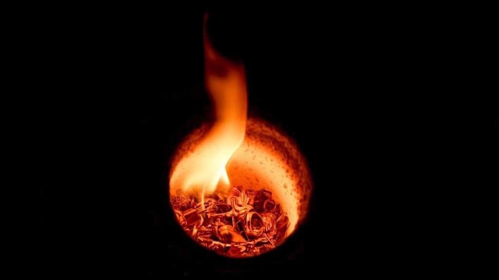 Gold Surges Past $4,100 Amid Trade Tensions