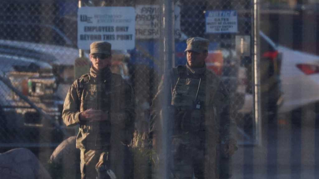 Trump Officials Urge Supreme Court to Allow National Guard In Illinois