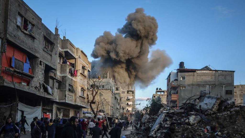  Fresh “Israeli” Airstrikes Martyr Palestinians in Northern Gaza Amid Ceasefire Breaches