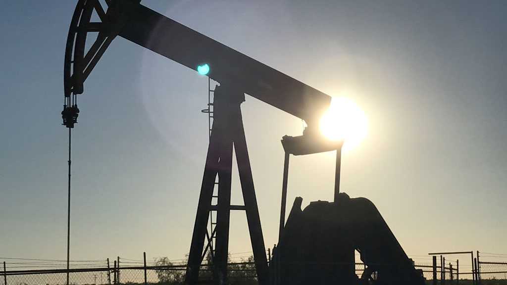 Oil Prices Drop 2% on Supply Glut Fears, Ukraine Talks