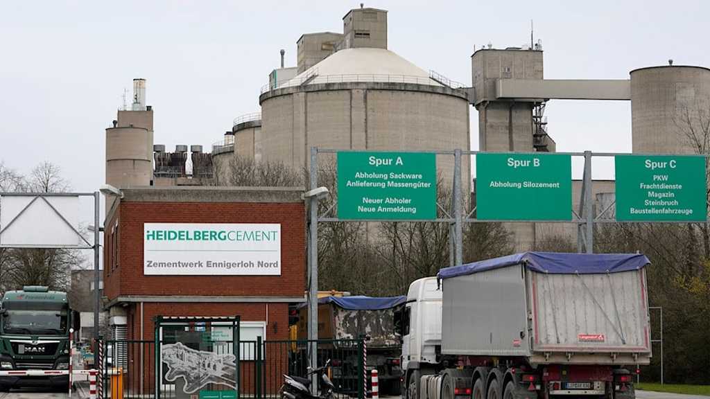 EU Carbon Border Rules Take Effect Amid Enforcement Uncertainty