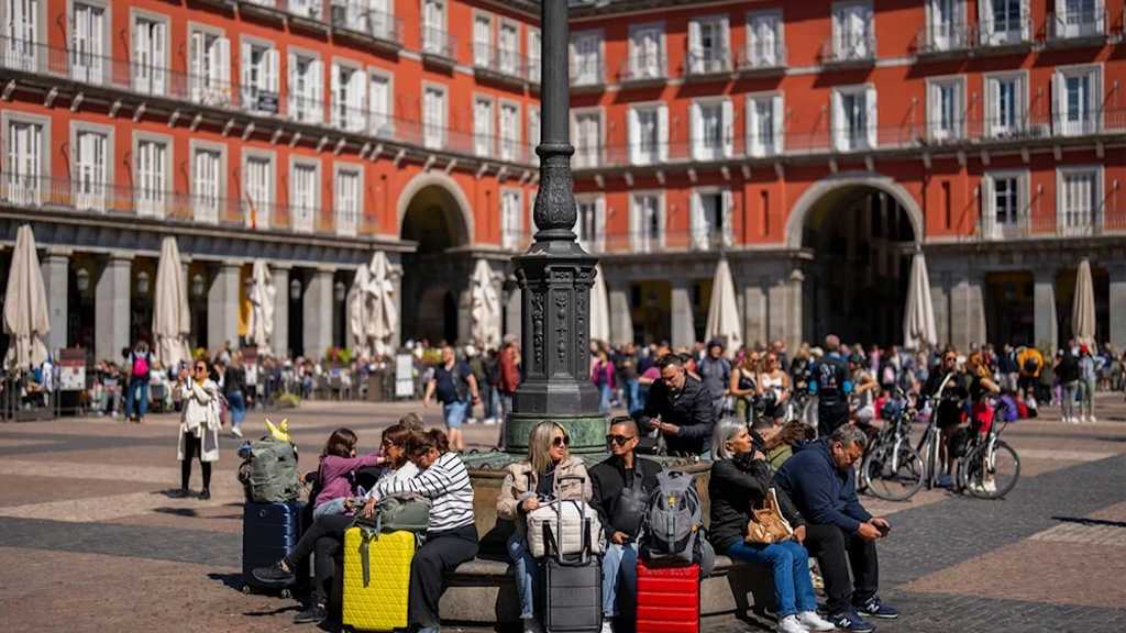 Spain Records Unemployment Below 10% for First Time Since 2008